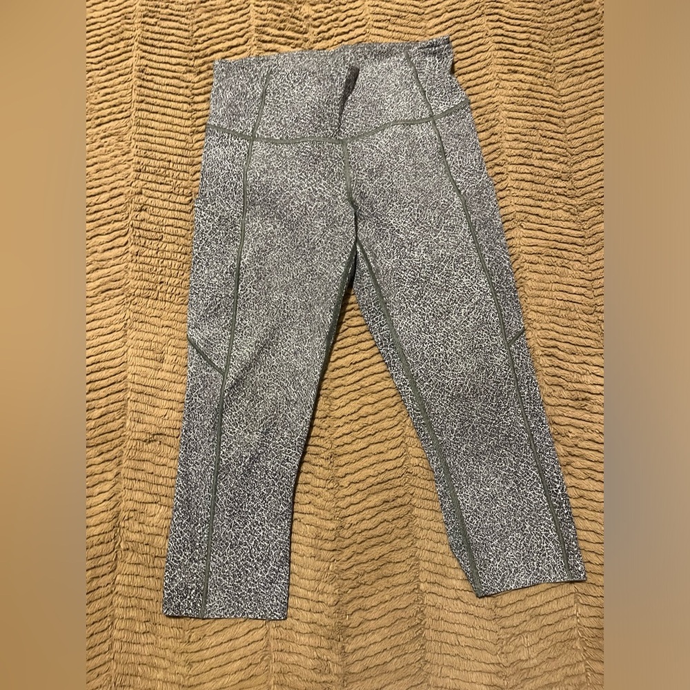 Lululemon Swiftly Speed Crop Leggings size 8 19”